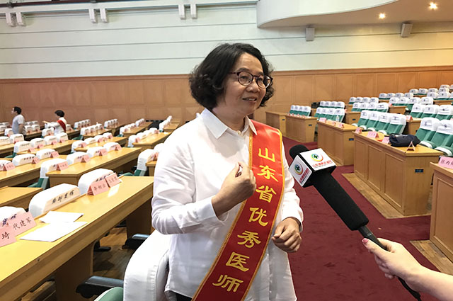 山东中医药大学附属医院儿科主任医师张葆青接受记者采访