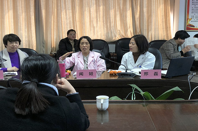 闻姬主任耐心向病人解释治疗方案.jpg