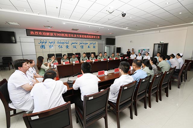 2召开现场座谈会 傅启胜摄.JPG